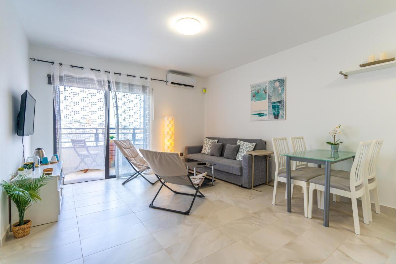 Modern 2-Bedroom Apartment With Stunning View 阿德耶 外观 照片
